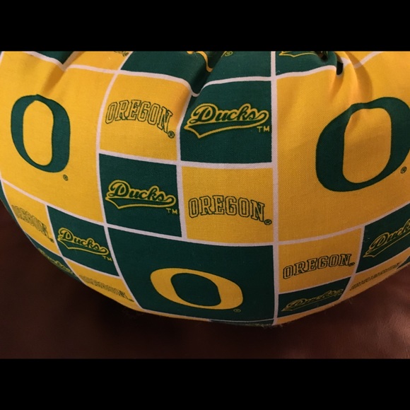 University of Oregon Ducks Cat Bed - Picture 2 of 2